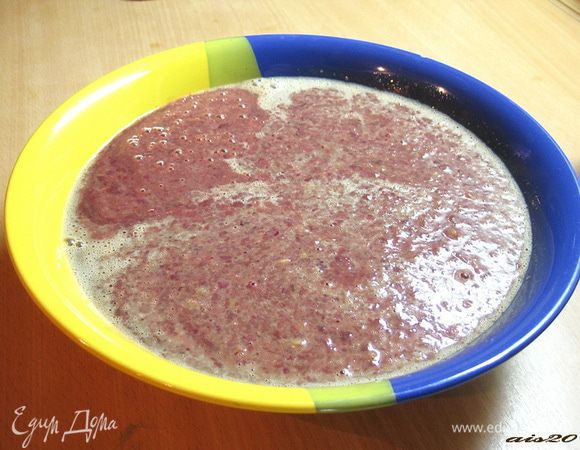 Теперь займемся печенью. Печень вымыть и очистить от пленочек.
Перекрутить на мясорубке вместе с очищенным луком и чесноком.