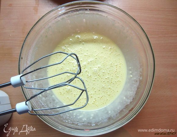 Добавить муку и еще раз взбить.