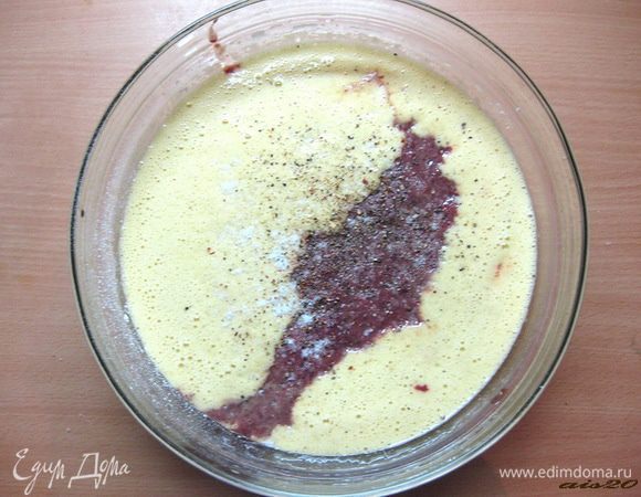 Соединить яичную и печеночную массы, посолить, поперчить и смешать венчиком до однородности.