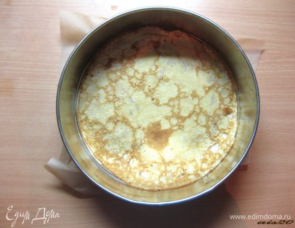 На дно формы выложить блинчик.