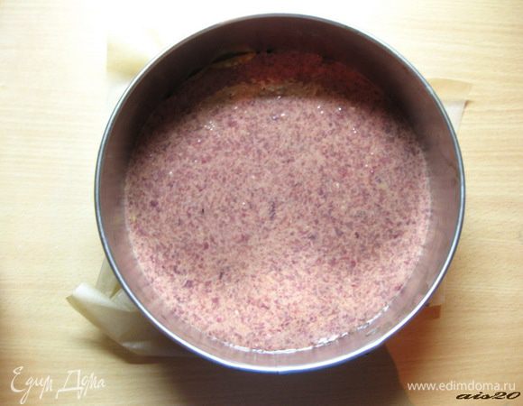 Сверху, не очень толстым слоем вылить часть печеночного фарша.