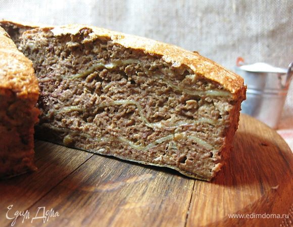 Готовый пирог вынуть из формы и нарезать на порционные куски.
Очень вкусно со сметаной.
Приятного аппетита!
И доброй всем весны!