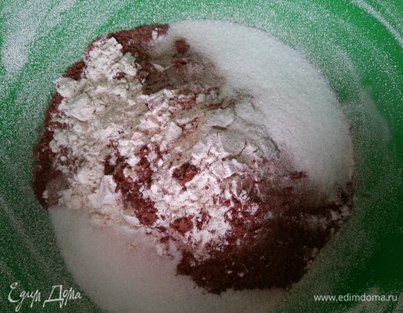 Просеиваем оба вида муки, какао, добавляем сахар...