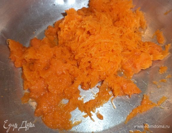 Тыкву очистить и натереть на мелкой тёрке.