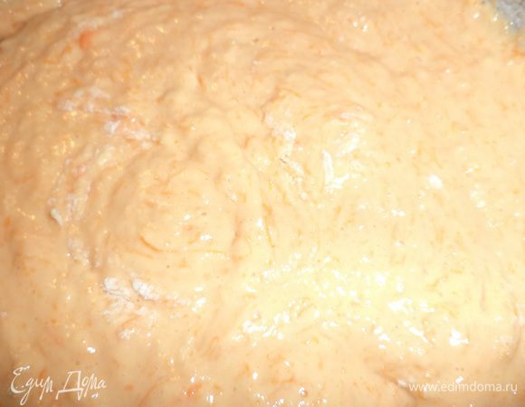 К тыкве добавить молоко, сахар, ванилин, желтки, соль, муку и соду. Перемешать. В массу осторожно вмешать взбитые белки, перемешать.