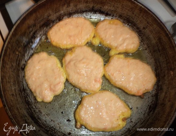 На сковороде разогреть растительное масло. Выкладывать тесто ложкой на сковороду, жарить оладушки с двух сторон до румяной корочки.