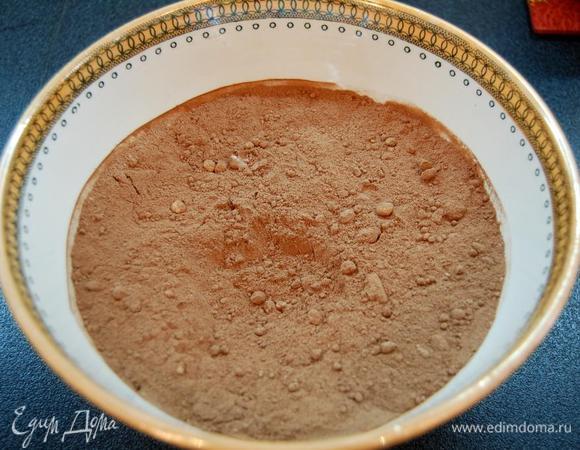 Смешать какао-порошок и сухое молоко.