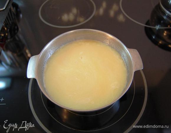 В маленькой кастрюльке смешиваем сливочное масло, сахар и воду.
На небольшом огне варим до полного растворения сахара.