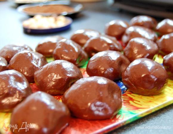 Даем время готовой смеси остыть, и отправляем в холодильник не меньше чем на 1,5 часа. (чем больше - тем легче будет работать с "тестом")

Из охлажденного теста скатываем шарики желаемого размера. По желанию, в половину трюфелей можно добавить орешек. (я добавляла фундук в те, которые в дальнейшем обваляла в какао)    