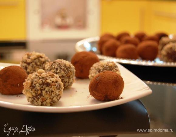 Обвалять шарики в какао-порошке и в орехах.
Хранить в холодильнике!
