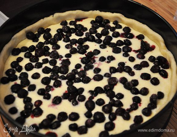 Вылить начинку, сверху раскидать голубику. Поставить в духовку минут на 40-50 при 180 гр.
