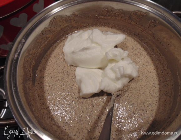 Размешать два желтка с сахаром, добавить гречневую муку и стакан воды (200 мл). Взбить два белка с щепоткой соли в пышную пену, ввести в тесто, аккуратно перемешать. Поставить тесто в холодильник на 2 часа. Через 2 часа добавлять воду, пока тесто не приобретет консистенцию для  выпекания блинов. Добавить 3 ст. ложки растительного масла.