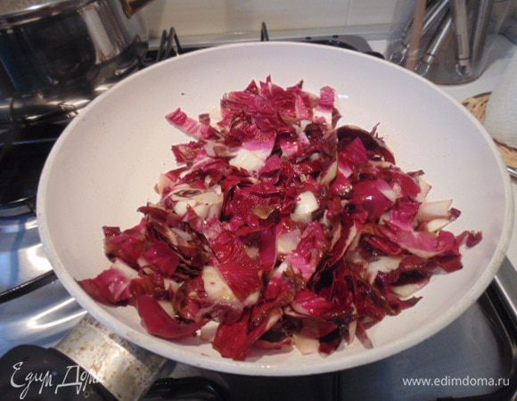 Начинка: Порезать мелко лук, обжарить на оливковом масле, добавить порезанный цикорий, обжарить несколько минут.