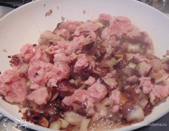 Добавить фарш, посолить, поперчить, добавить красное вино, тушить до испарения вина.