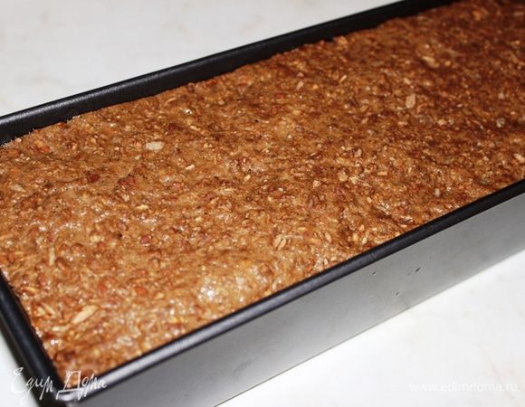 Оставить при комнатной температуре на 45 минут...тесто хорошо поднимется и займет весь объем формы.