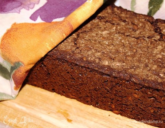 Необходимо накрыть хлеб полотенцем и дать ему постоять минут 15. Только после этого можно его разрезать. При этом используйте специальный зубчатый нож. За это время мякиш хлеба схватится и не будет прилипать к ножу.