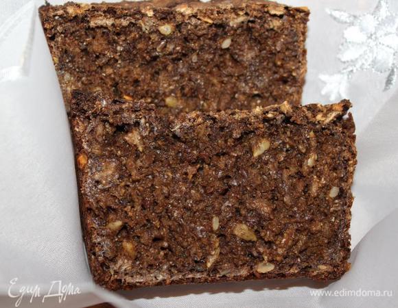 А вот и разрез...Корочка хрустящая, серединка мягкая, хорошо пропеченная и наполненная разными добавками. Аромат домашнего хлеба ни с чем не сравнить!