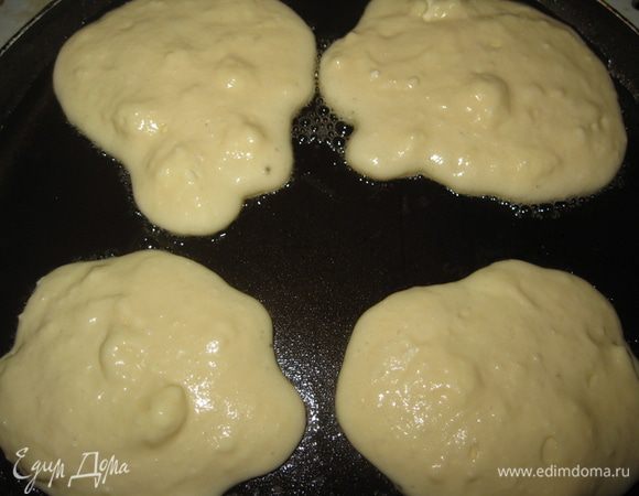 Выпекаем блинчики с двух сторон на растительном масле.