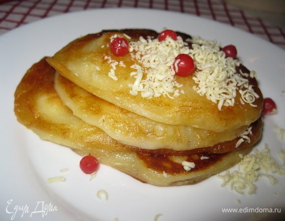 Подаем к столу горячими посыпав брусникой и тертым белым шоколадом.
Быстрые, легкие и вкусные блинчики готовы!
