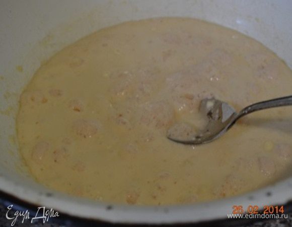 Опара: в 100г молока растворить 1 ст л муки, 1 ст л сахара и дрожжи. Оставить на 15 мин.