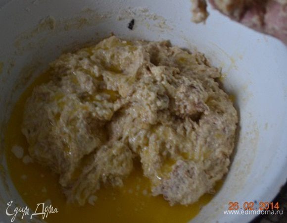 Сливочное масло растопить и влить к тесту. 