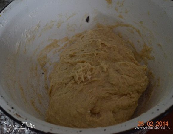 Вымешивать до полного соединения масла и теста. Накрыть и оставить на 1,5 часа.