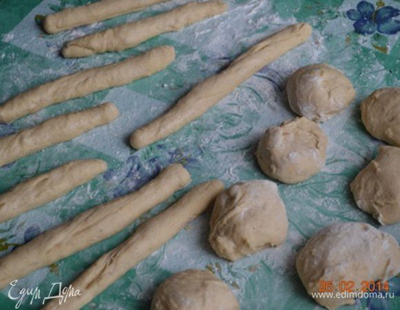 Тесто делим на 14 частей, которые скатываем в жгутики, длинной около 20 см.