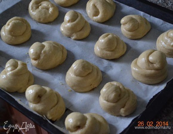 Жгутики скручиваем в "улиток" и укладываем на противень, застеленный пекарской бумагой. Даем подойти около 20 мин, смазываем молоком. Выпекаем при 180*С около 25 мин.