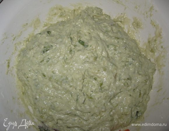 К спаржевой фасоли добавляем муку, сметану, яйца и сахар. Перемешиваем. Соду гасим уксусом. Перемешиваем. Пусть тесто постоит 20-30 минут.