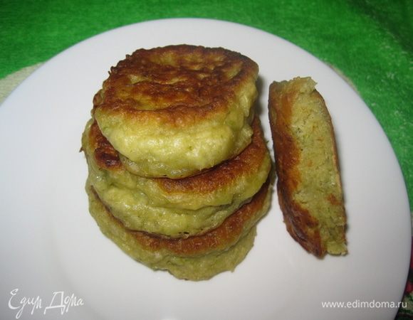 Выпекаем оладушки с двух сторон. Они получаются румяными, пышными (увеличиваются в 3 раза) и очень вкусными. Подавать можно со сметаной или домашним майонезом.
Приятного аппетита!
