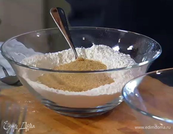 Муку перемешать с сахаром, разрыхлителем и солью.