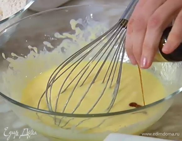 Простоквашу соединить с яйцами, затем, непрерывно перемешивая венчиком, тонкой струйкой влить растопленное сливочное масло, ванильный экстракт и взбить все еще немного.