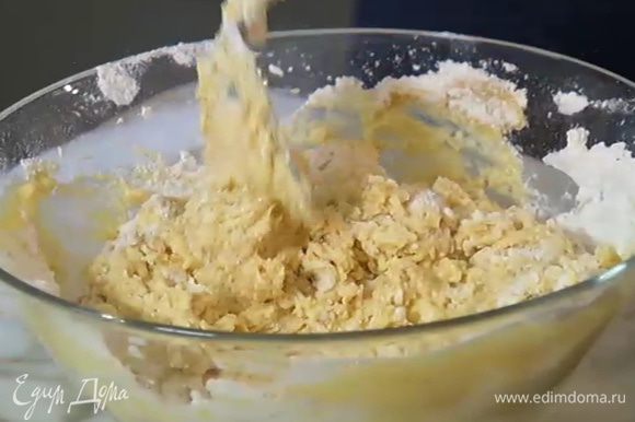 Добавить муку с разрыхлителем и вымешать тесто (оно не должно быть слишком однородным — чем меньше вымешивать тесто, тем нежнее получатся маффины).