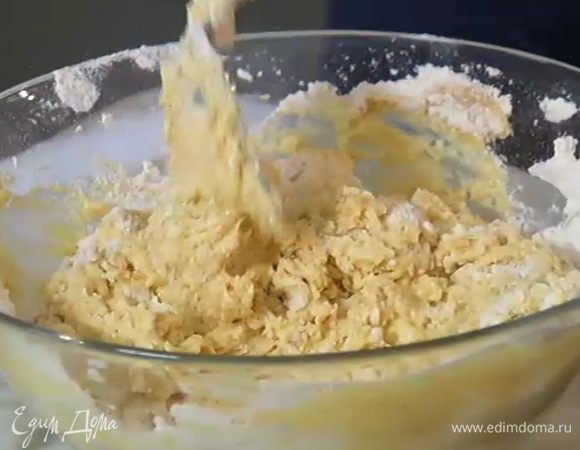 Добавить муку с разрыхлителем и вымешать тесто (оно не должно быть слишком однородным — чем меньше вымешивать тесто, тем нежнее получатся маффины).