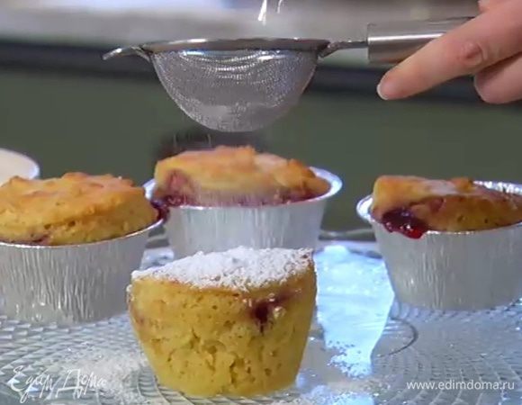 Готовые маффины посыпать сахарной пудрой и украсить малиной.