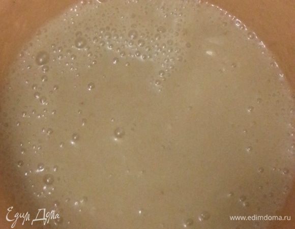 В банановое пюре добавляем растительное масло и горячую воду, пробиваем блендером.