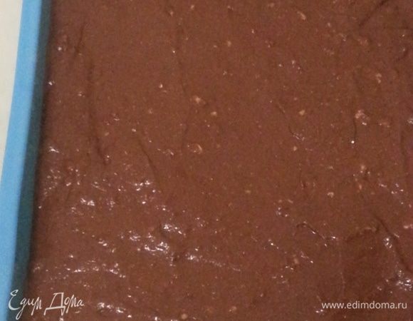 Выпекаем в заранее разогретой до 190 С духовке в течение 30 минут, как только верх "схватился", сухой лучинки быть не должно.