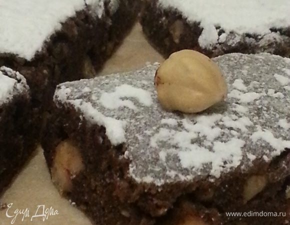 Посыпаем сахарной пудрой, украшаем орешками... Можно кушать горячим с холодным молоком.