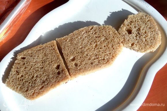 Из хлеба вырезала вот такую основу...,без корок!