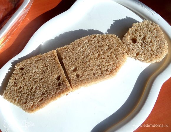 Из хлеба вырезала вот такую основу...,без корок!