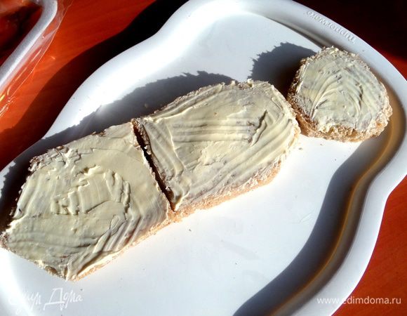 Смазываем кусочки маслом как обычно Вы любите на бутерброде))