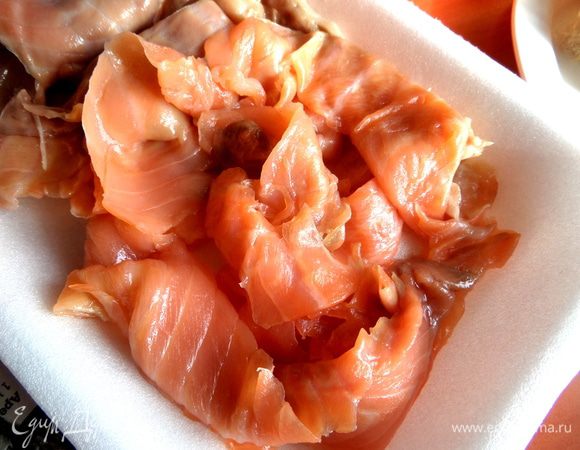 Из упаковки с рыбкой выбираем ровные длинные кусочки, особенно красивые оставим для верха.