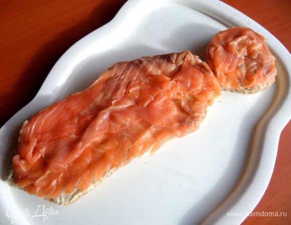 Стелим из рыбки первый слой... Можно поперчить (это мне потом сказали!).