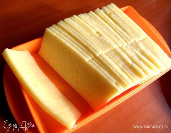 Сыр, когда приношу из магазина, нарезаю широким ножом на кусочки и держу в масленке.