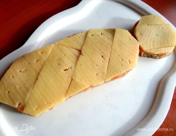 Из сыра очень легко выкроить по размеру следующий слой.