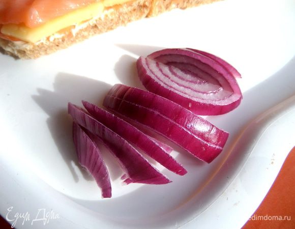 Для украшения красиво смотрится красный лук... Нарежем полукольцами.