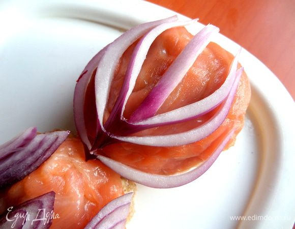 Узел галстука украсила так!