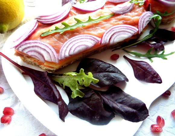 Рядом пристраиваем "букеты" из салата. )))