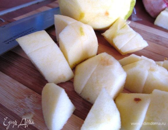 Духовку разогреваем до 180 градусов. Яблоки чистим от кожуры, нарезаем крупными кубиками. Орехи (в оригинале пекан, я всегда делаю смесь из грецких, арахиса и фундука) рубим ножом и слегка поджариваем на сухой сковороде. 