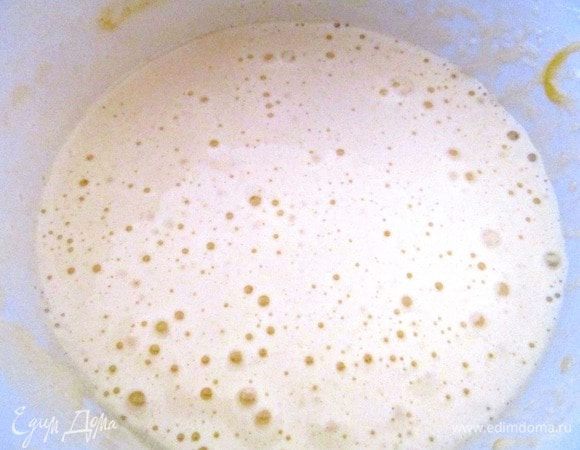 Яйца хорошенько взбиваем с сахаром. Когда масса увеличится и посветлеет, добавляем растительное масло и тщательно, но аккуратно перемешиваем. 